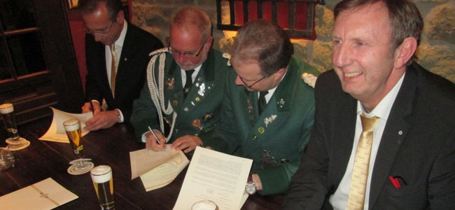 Oberst Johannes Bette und Geschäftsführer Olaf Hachmann unterzeichnen die Verträge.